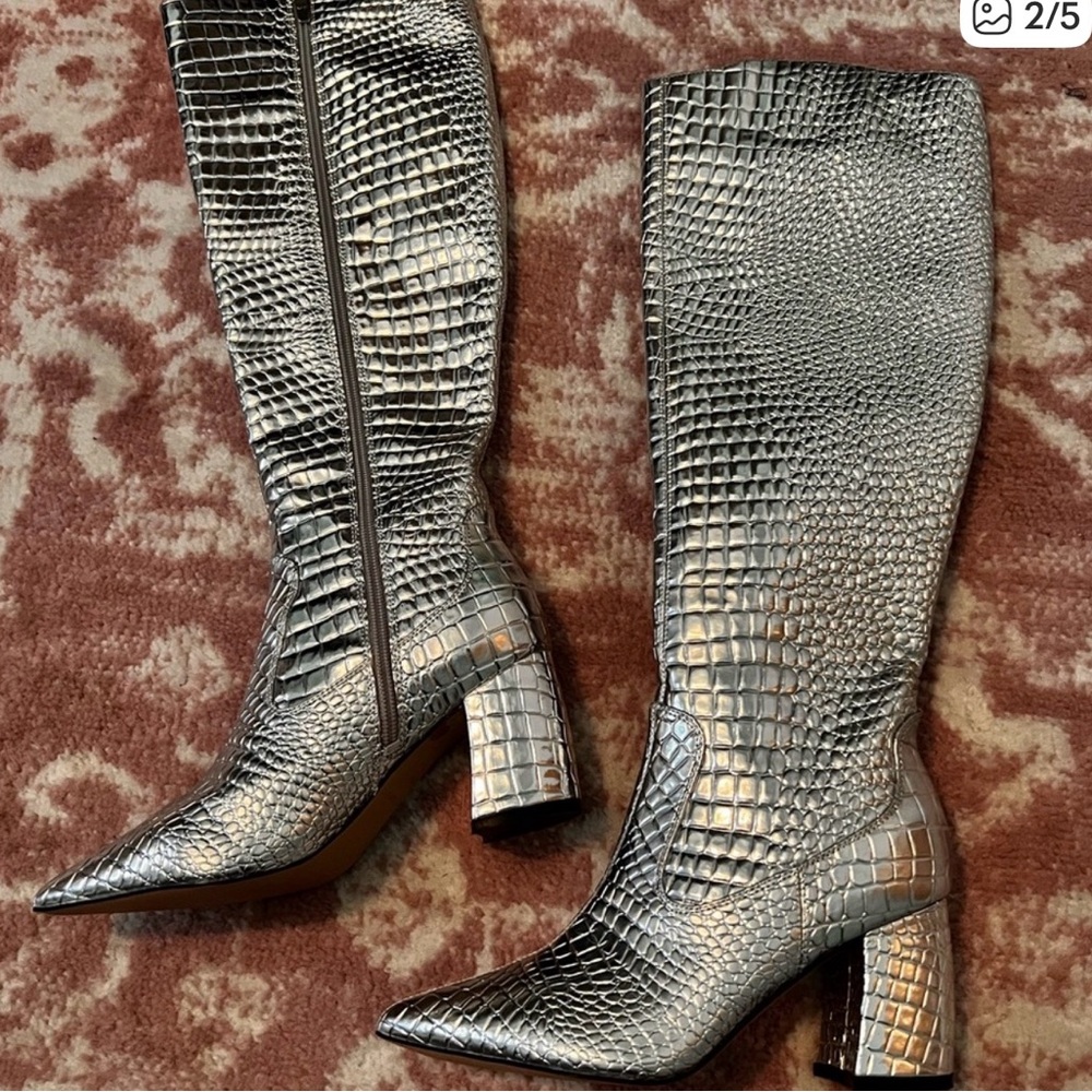Marc Fisher Silver Snakeskin Knee-High Boots – Size 6
🔥🔥🔥 festival vibes - Picture 3 of 13
